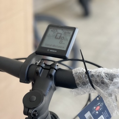 Monitor BOSCH no guiador de bicicleta preta com proteção de plástico bolha e etiqueta azul
