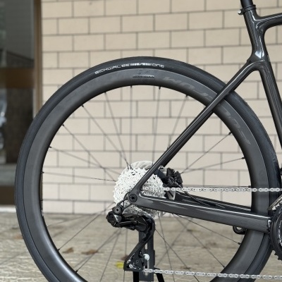 Roda traseira de bicicleta de estrada em quadro preto com pneus Schwalbe