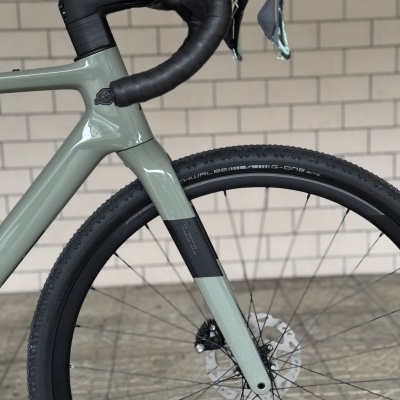 Parte frontal de bicicleta cinzenta com guiador preto e roda dianteira