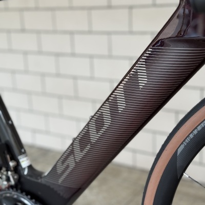 Quadro de bicicleta SLAYS castanho escuro com linhas horizontais e pneu com borda castanha