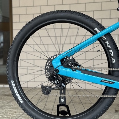 Roda traseira de bicicleta com pneu preto e quadro azul