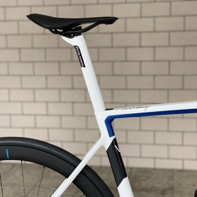 Bicicleta branca e azul com selim preto e roda traseira preta