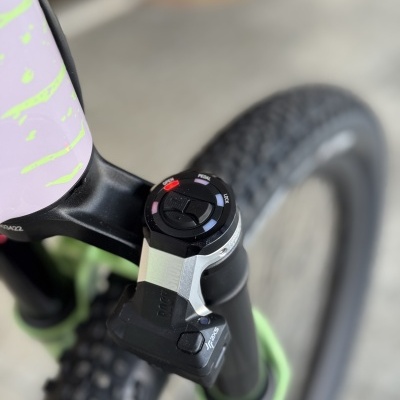 Suspensão de bicicleta com controle rotativo preto e roda com pneu preto