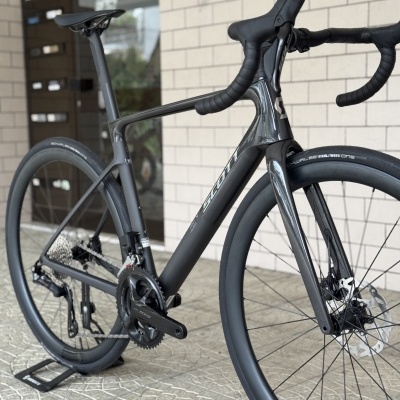 Bicicleta de estrada preta com componentes Shimano e travões de disco