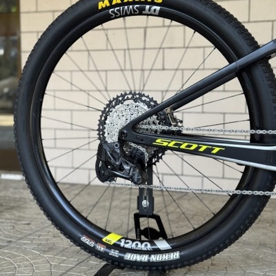 Roda traseira de bicicleta preta com pneu MAXXIS, aro DT SWISS, suporte SCOTT
