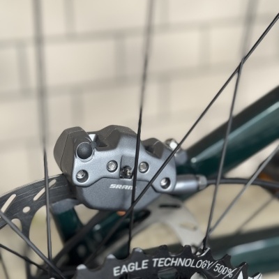 Sistema de travão a disco de bicicleta com pinça cinza e cassete preto com texto EAGLE TECHNOLOGY 500%