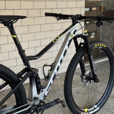 Bicicleta de montanha Scott Spark preta e cinza com detalhes amarelos