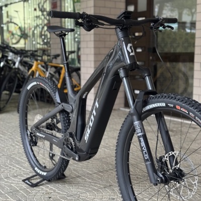 Bicicleta eléctrica de montanha SCOTT cinza numa loja