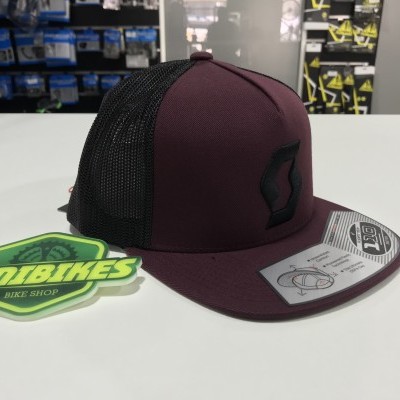Boné com parte frontal borgonha e rede preta atrás, logótipo Scott e etiqueta Danibikes