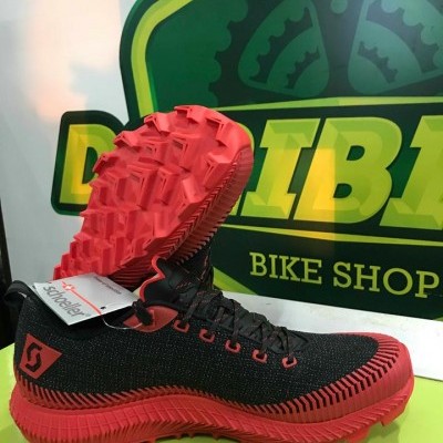 Sapatilhas desportivas pretas e vermelhas com solado texturizado