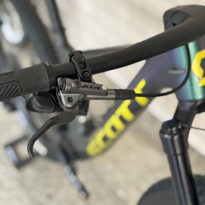 Punho esquerdo e travão de mão de bicicleta de montanha com quadro preto e amarelo