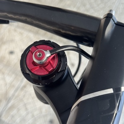Suspensão dianteira de bicicleta com comando vermelho de ajuste REBOUND