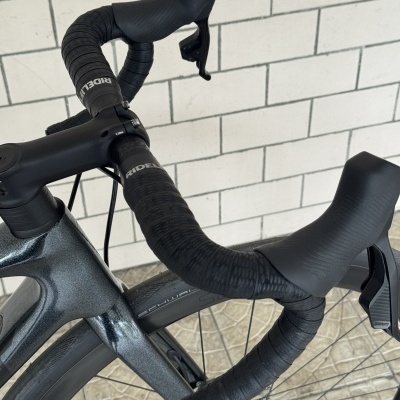 Guiador de bicicleta de estrada preto com fita preta e quadro cinzento metalizado