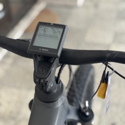 Guiador de bicicleta elétrica cinzenta com ecrã BOSCH e pneus grossos