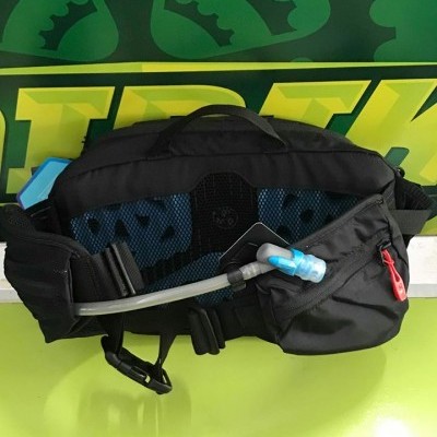 Cinto de hidratação preto com bolso e tubo azul