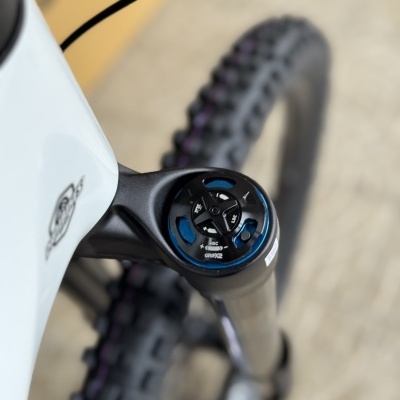 Suspensão dianteira de bicicleta com ajuste GripX2 preto e azul e quadro branco