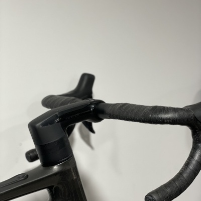 Guiador preto com fita texturizada e quadro preto fosco de bicicleta