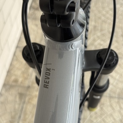 Bicicleta cinzenta com texto REVOX 3 vista de cima