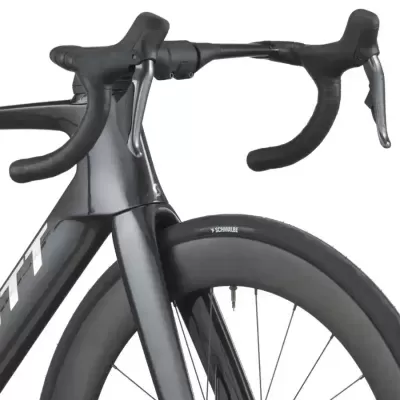 Bicicleta de estrada preta com guiador em drop e pneus SCHWALBE