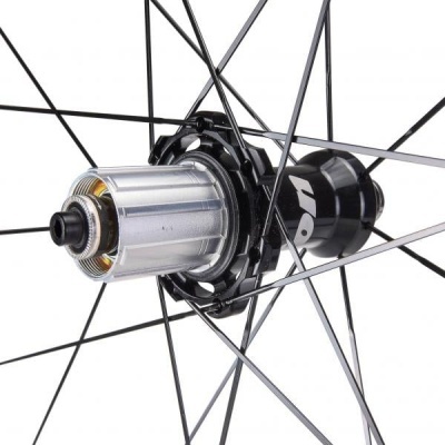 Cubos traseiro de roda de bicicleta com raios de metal em fundo branco