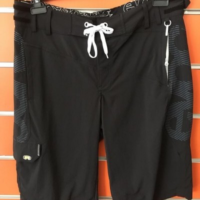 Calções pretos com cordão branco e bolsos laterais com padrão cinza