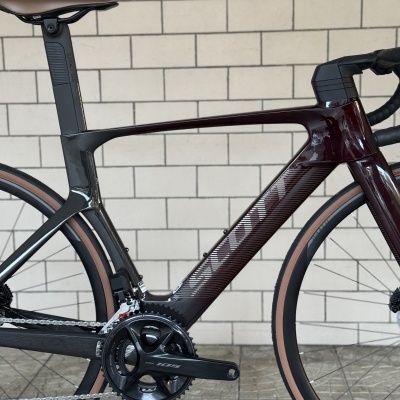 Bicicleta de estrada Specialized com quadro castanho e preto, pneus castanho, selim castanho, grupo Shimano 105