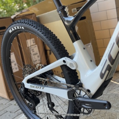 Bicicleta de montanha SCOTT branca e preta com pneu MAXXIS
