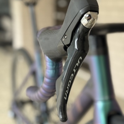 Punho de mudança ULTEGRA com guiador de bicicleta revestido por fita iridescente em azul, roxo e verde