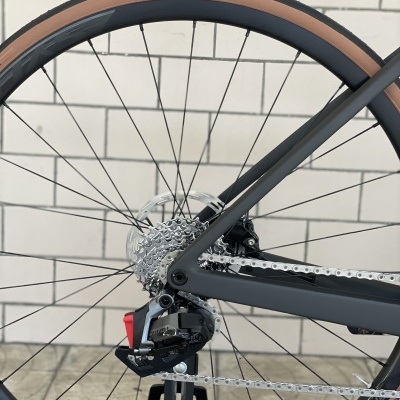 Roda traseira de bicicleta com pneus castanhos e quadro cinza