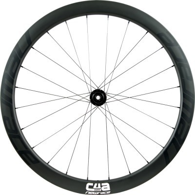 Roda de bicicleta preta com aro espesso e texto branco cia new acca