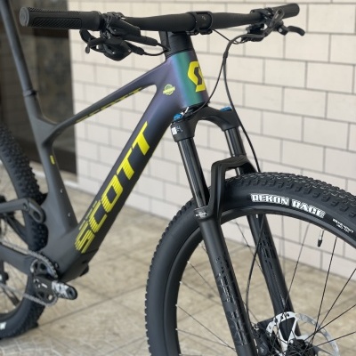 Bicicleta de montanha Scott preta e amarela com suspensão e pneus Dekon Race.