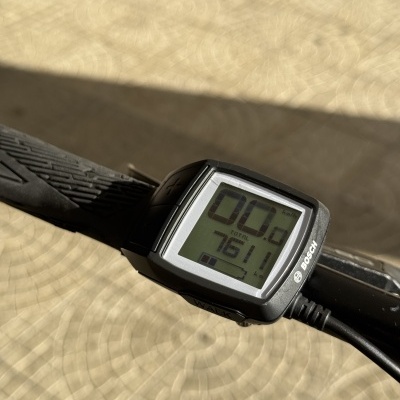 Computador de bicicleta Bosch digital no guiador a mostrar dados.