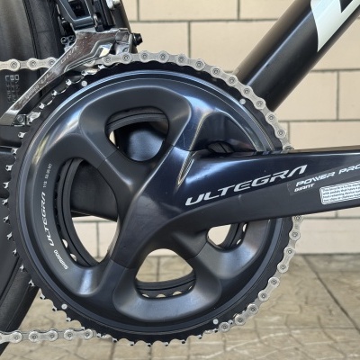Pedaleira e mudança dianteira de bicicleta preta com detalhes em metal e texto