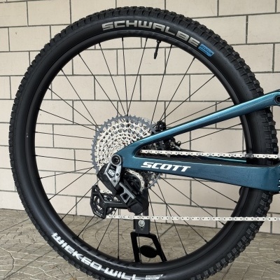 Roda traseira de bicicleta montanha com pneu Schwalbe, quadro azul SCOTT e mudanças SRAM GX