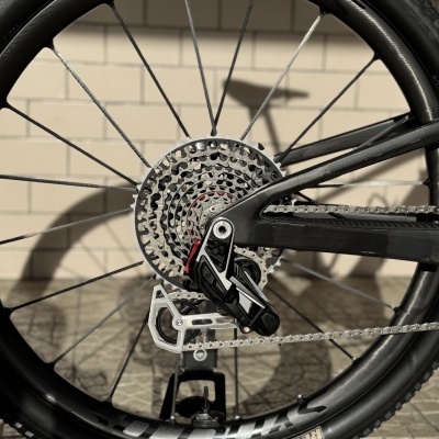 Roda traseira de bicicleta com pneus Maxxis Rekon Race e cassete com corrente