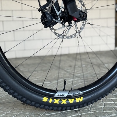 Roda de bicicleta com pneu Maxxis e travão de disco