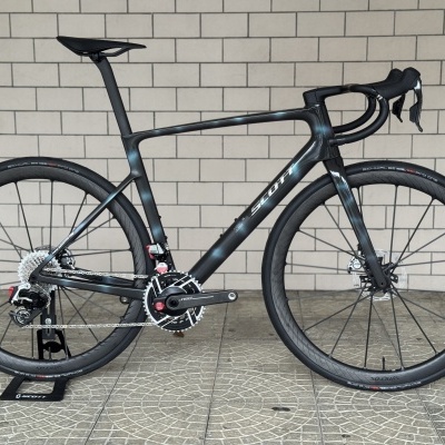 Bicicleta de estrada preta Scott com pneus Schwalbe Pro One e travão de disco