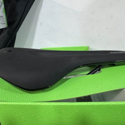 Selim de bicicleta preto TOFINO sobre caixa verde