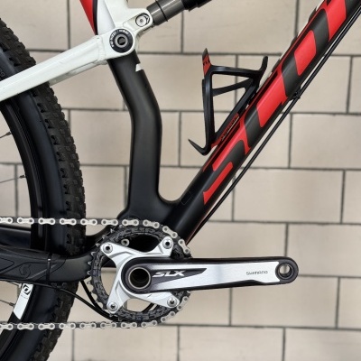 Parte inferior de bicicleta com suspensão traseira FOX e pedaleira Shimano SLX
