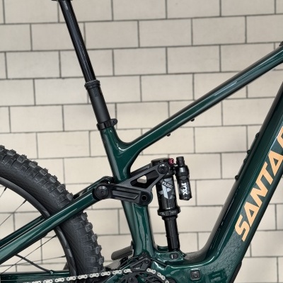Bicicleta de montanha elétrica Santa Cruz verde escuro com suspensão traseira FOX FLOAT