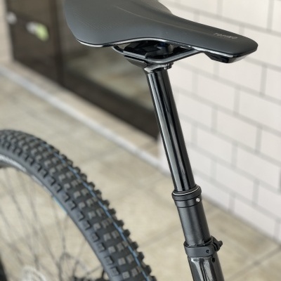 Selim de bicicleta preto com textura pontilhada e canote preto ajustável