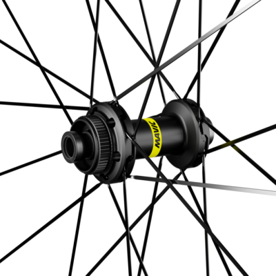Roda preta de bicicleta com cubo e etiqueta amarela MAVIC