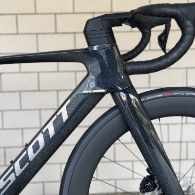 Bicicleta de estrada SCOTT carbono preto com guiador e roda preta