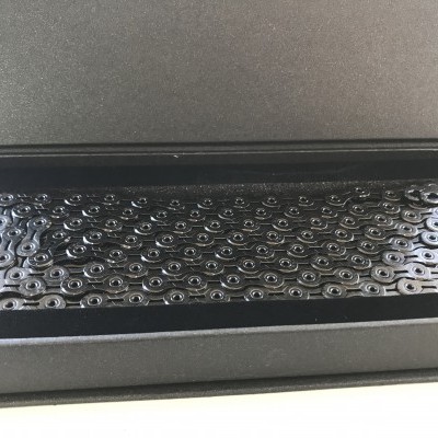 Corrente metálica para bicicleta dentro de caixa preta