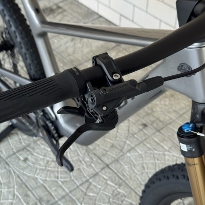 Quadro de bicicleta cinzento com punho preto e travão hidráulico Shimano