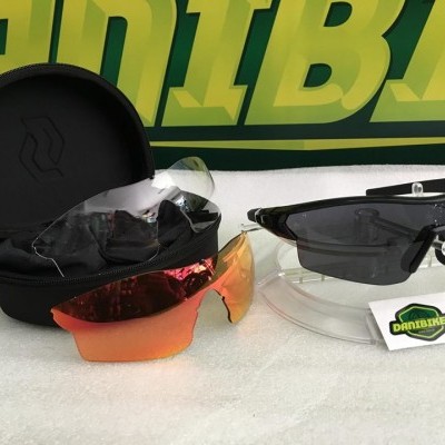 Óculos desportivos com lentes intercambiáveis e estojo preto