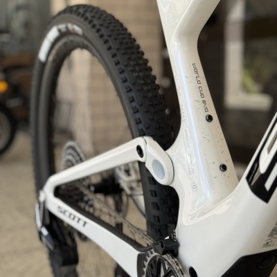 Quadro branco de bicicleta de montanha SCOTT com pneus pretos e texto 'WORLD CUP EVO'