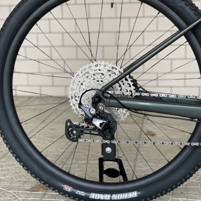 Roda traseira de bicicleta com pneu Maxxis Rekon Race e quadro cinzento escuro