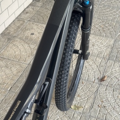 Quadro de bicicleta preto matte com pneus de borracha e texto ADVANCED DYNAMICS, I-LINE