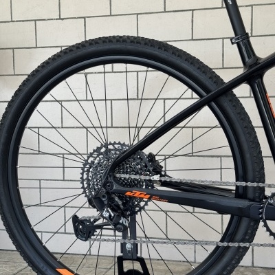 Roda traseira de bicicleta de montanha preta com detalhes laranja